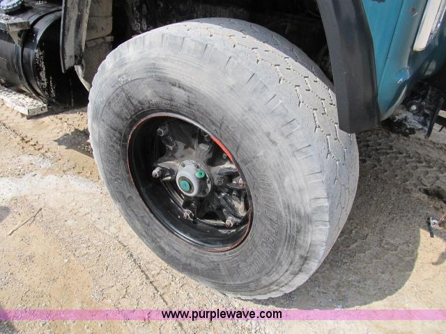 image for item B2663 1992 Ford LT8000 cement truck