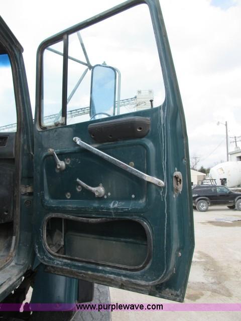 image for item B2663 1992 Ford LT8000 cement truck