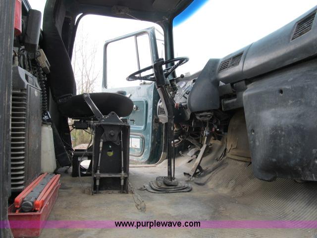 image for item B2663 1992 Ford LT8000 cement truck