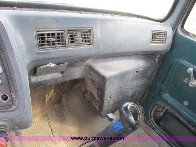 image for item B2663 1992 Ford LT8000 cement truck