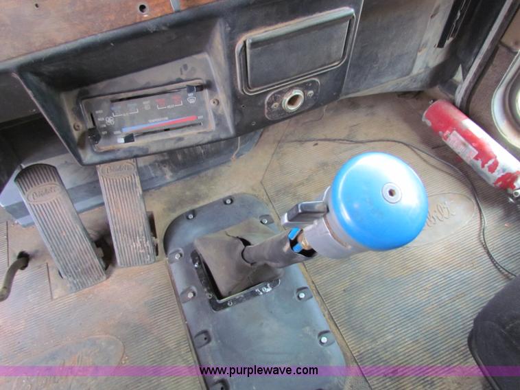 image for item B7208 1989 Peterbilt 357 dump truck