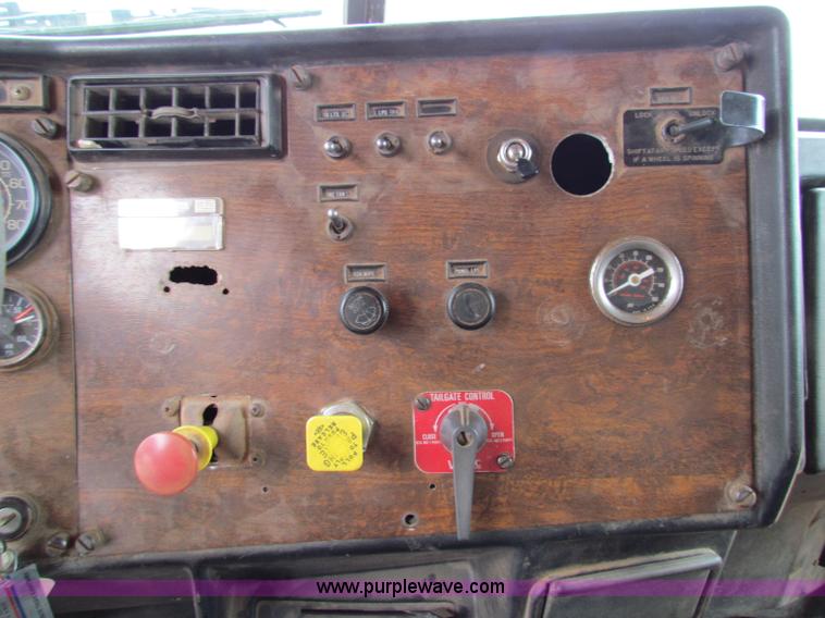 image for item B7208 1989 Peterbilt 357 dump truck