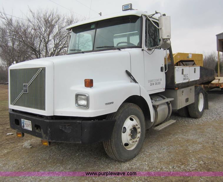 image for item C5278 1998 Volvo WG semi truck