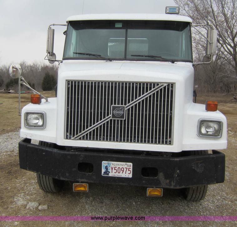 image for item C5278 1998 Volvo WG semi truck