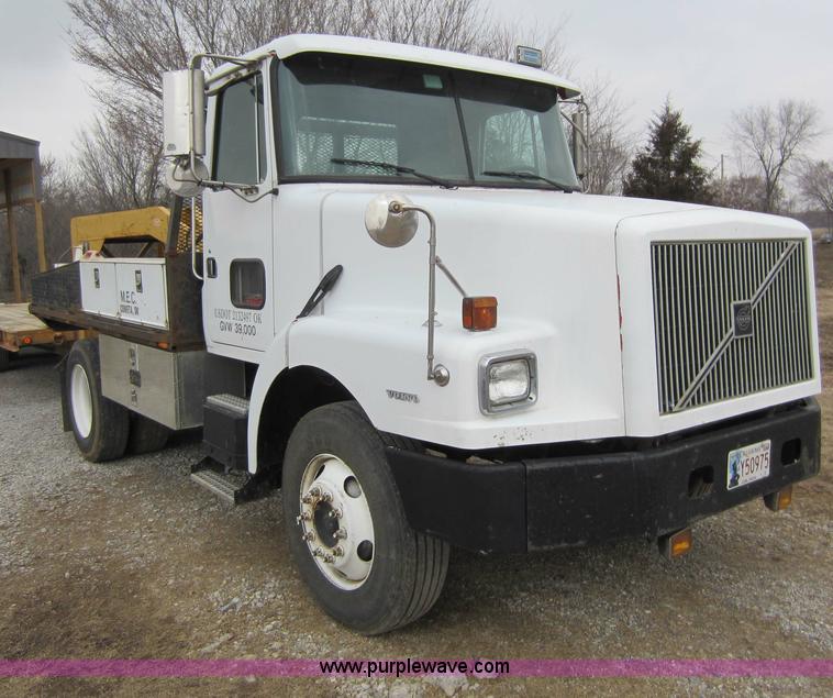 image for item C5278 1998 Volvo WG semi truck