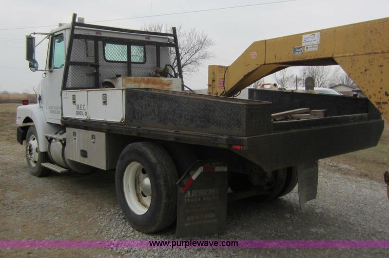 image for item C5278 1998 Volvo WG semi truck