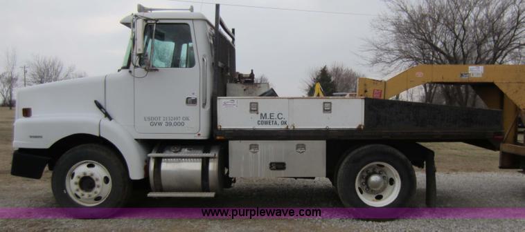 image for item C5278 1998 Volvo WG semi truck