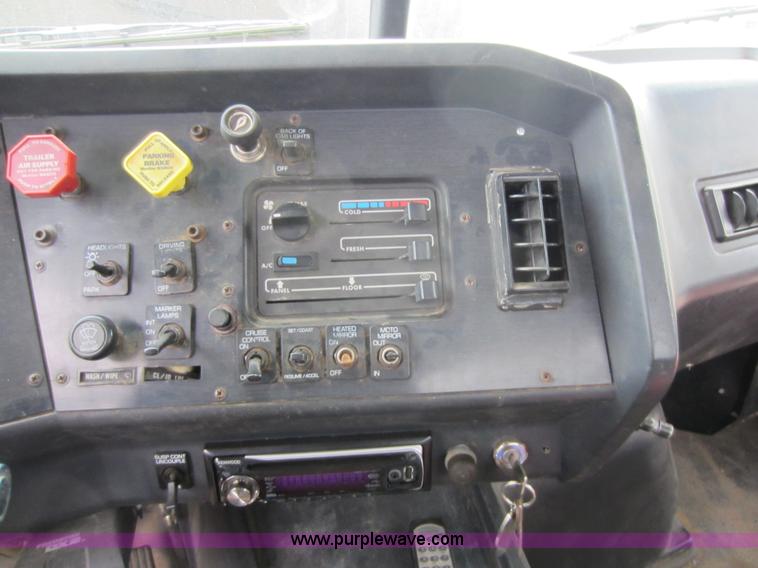 image for item C5278 1998 Volvo WG semi truck