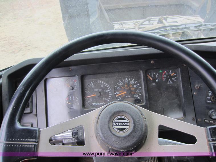 image for item C5278 1998 Volvo WG semi truck