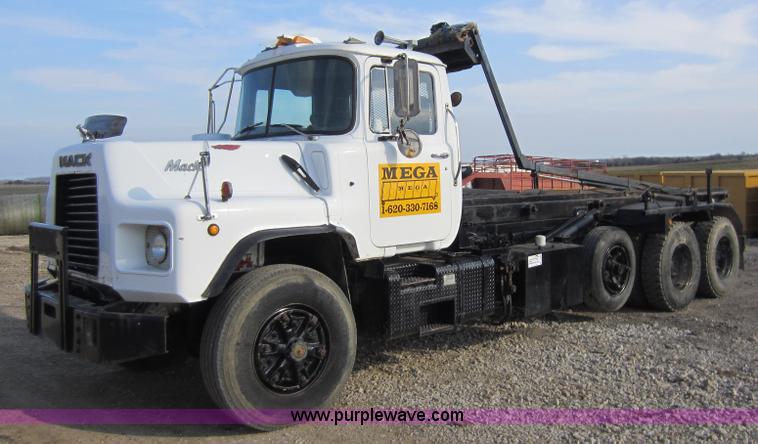 image for item C5366 1988 Mack DM686S roll off truck