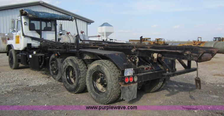 image for item C5366 1988 Mack DM686S roll off truck