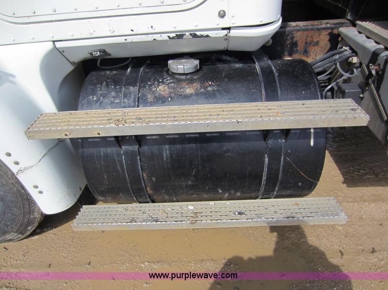 image for item C5399 1999 International 9200 dump truck