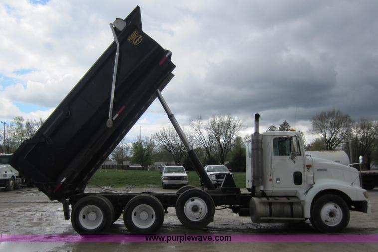 image for item C5399 1999 International 9200 dump truck