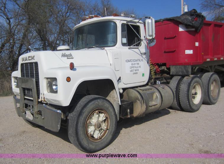 image for item C5406 1989 Mack R688ST semi truck