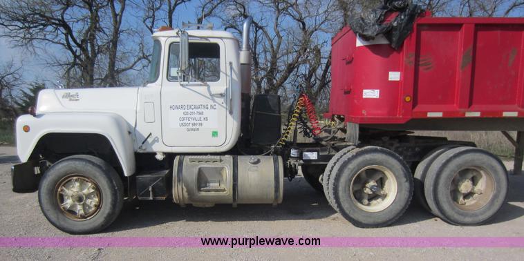 image for item C5406 1989 Mack R688ST semi truck