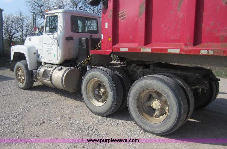 image for item C5406 1989 Mack R688ST semi truck