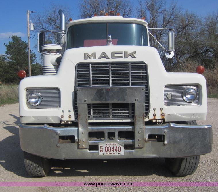 image for item C5406 1989 Mack R688ST semi truck