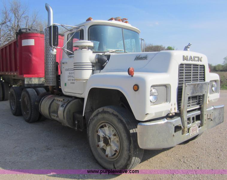 image for item C5406 1989 Mack R688ST semi truck