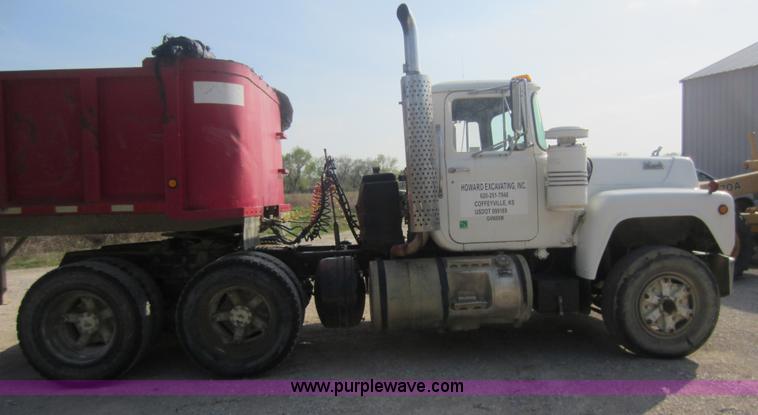 image for item C5406 1989 Mack R688ST semi truck