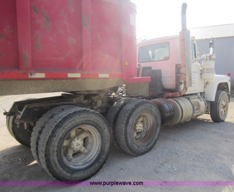 image for item C5406 1989 Mack R688ST semi truck
