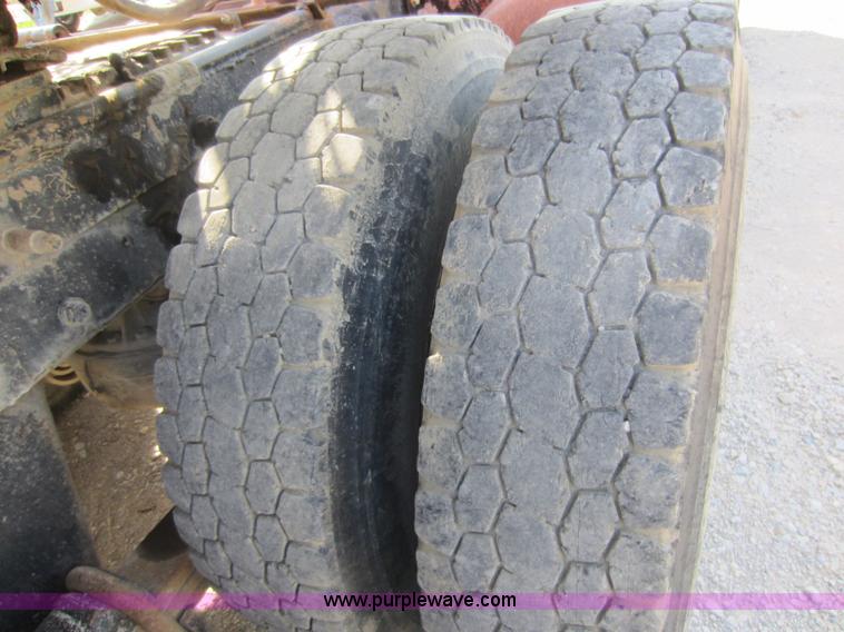 image for item C5406 1989 Mack R688ST semi truck