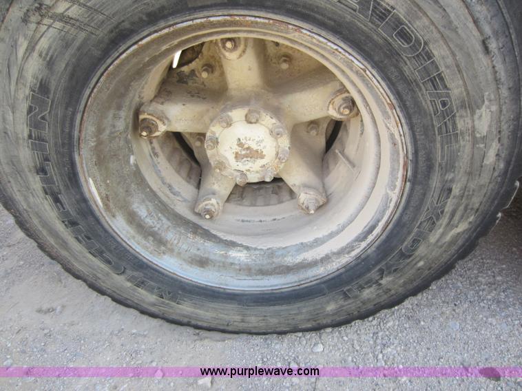 image for item C5406 1989 Mack R688ST semi truck