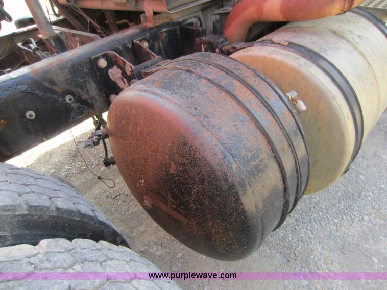 image for item C5406 1989 Mack R688ST semi truck