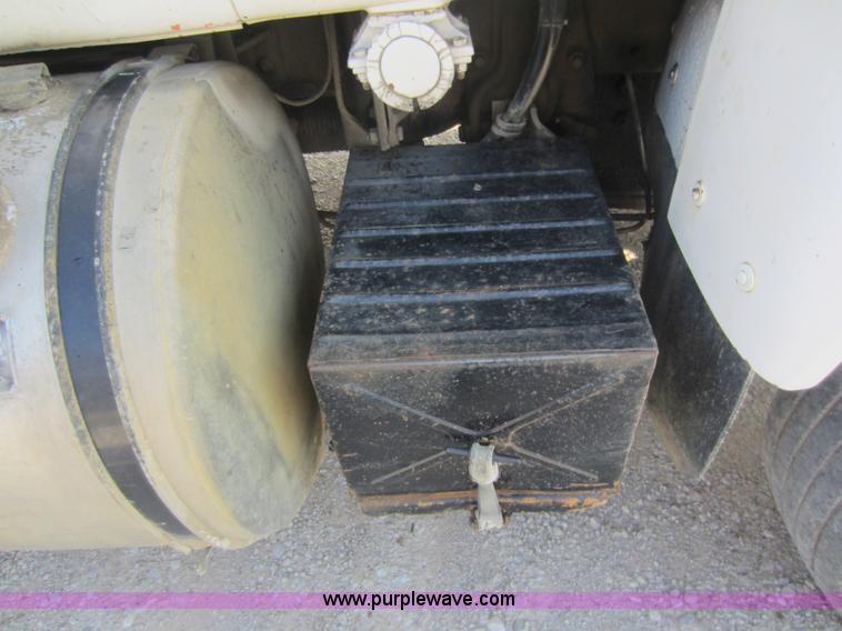 image for item C5406 1989 Mack R688ST semi truck