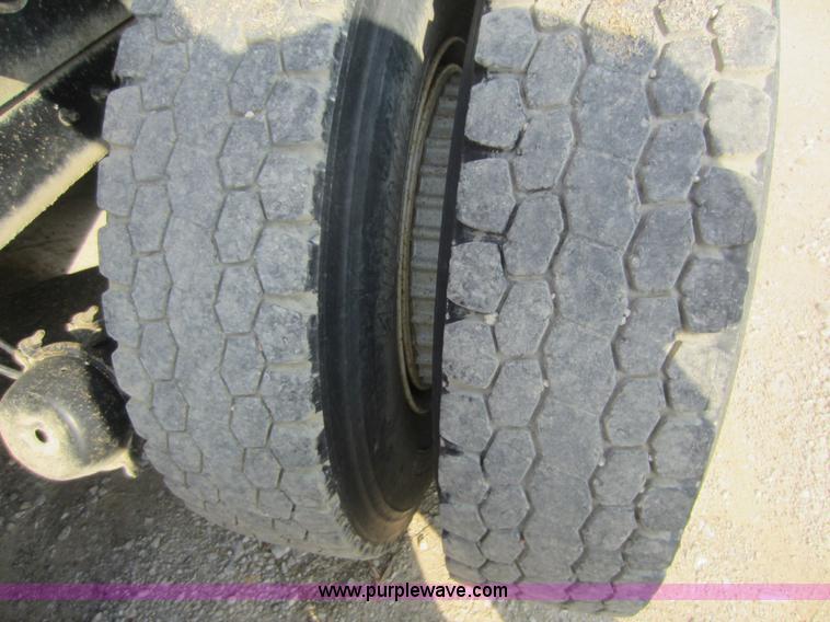 image for item C5406 1989 Mack R688ST semi truck