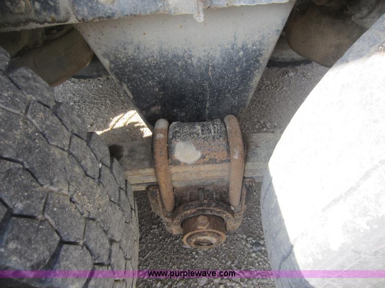 image for item C5406 1989 Mack R688ST semi truck