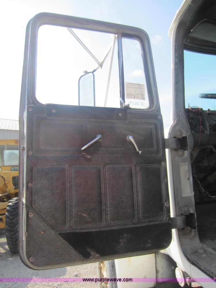 image for item C5406 1989 Mack R688ST semi truck