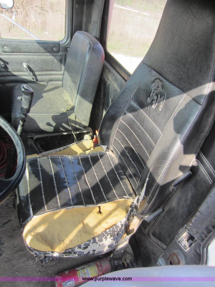 image for item C5406 1989 Mack R688ST semi truck