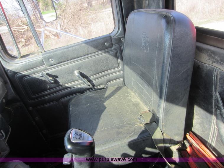 image for item C5406 1989 Mack R688ST semi truck