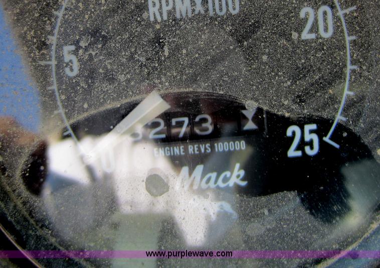 image for item C5406 1989 Mack R688ST semi truck