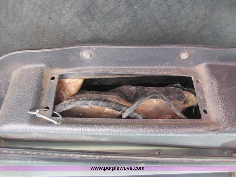 image for item C5406 1989 Mack R688ST semi truck