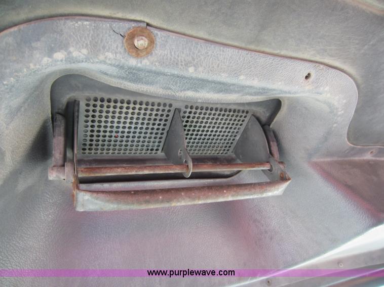 image for item C5406 1989 Mack R688ST semi truck