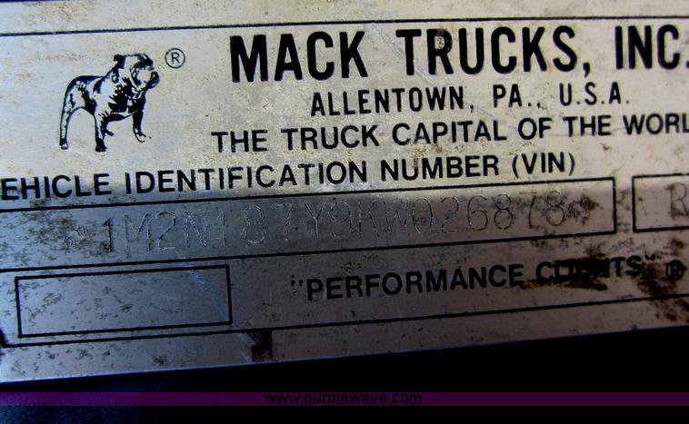 image for item C5406 1989 Mack R688ST semi truck