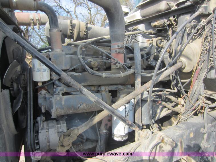 image for item C5406 1989 Mack R688ST semi truck