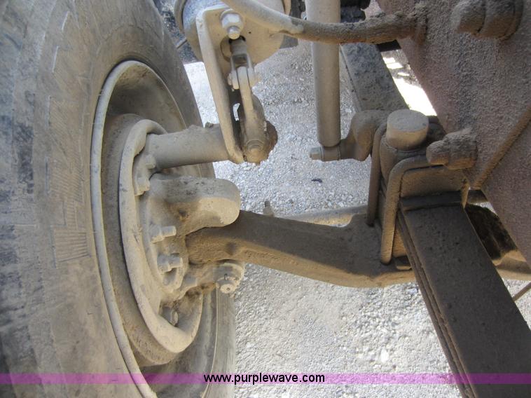 image for item C5406 1989 Mack R688ST semi truck