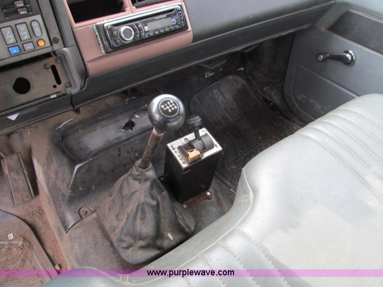 image for item D3071 1999 GMC C7500 dump truck