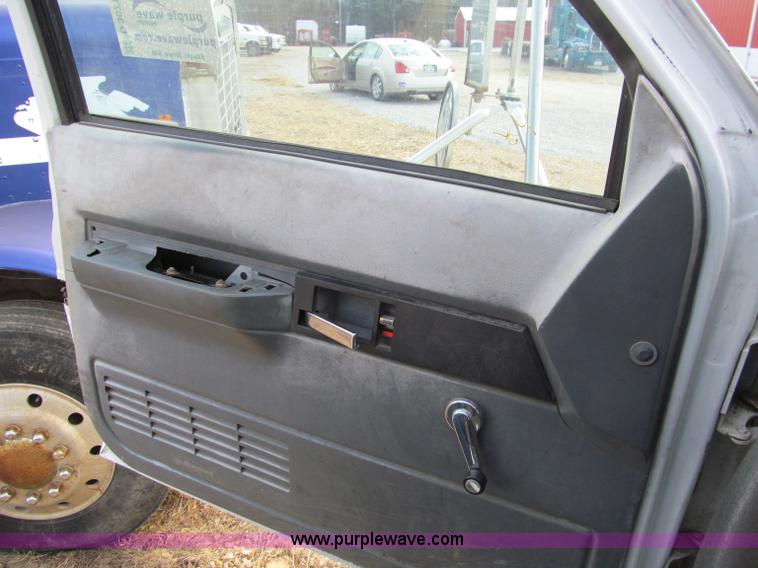 image for item D3071 1999 GMC C7500 dump truck