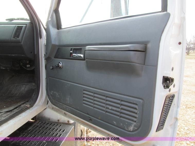 image for item D3071 1999 GMC C7500 dump truck