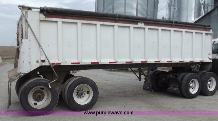 image for item D3573 2001 Davis 26' end dump trailer