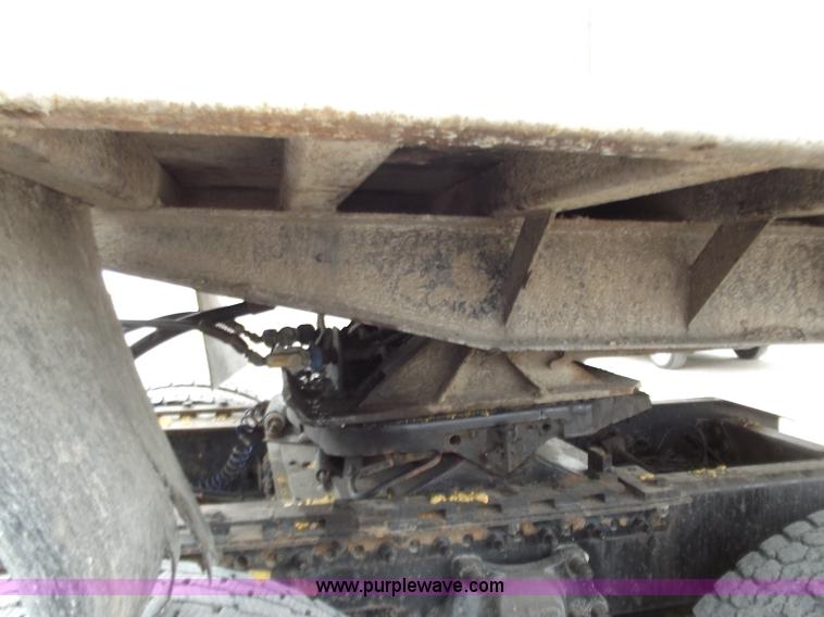 image for item D3573 2001 Davis 26' end dump trailer