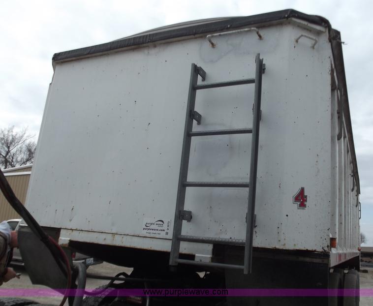 image for item D3573 2001 Davis 26' end dump trailer