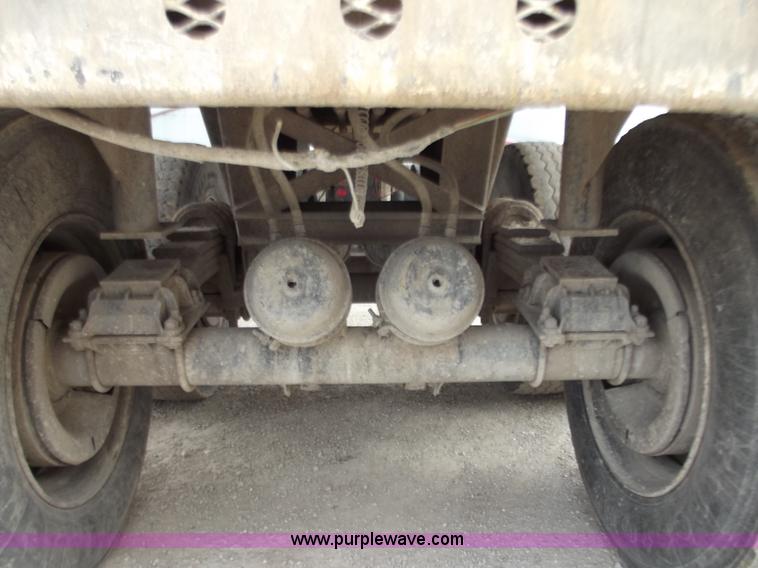 image for item D3573 2001 Davis 26' end dump trailer