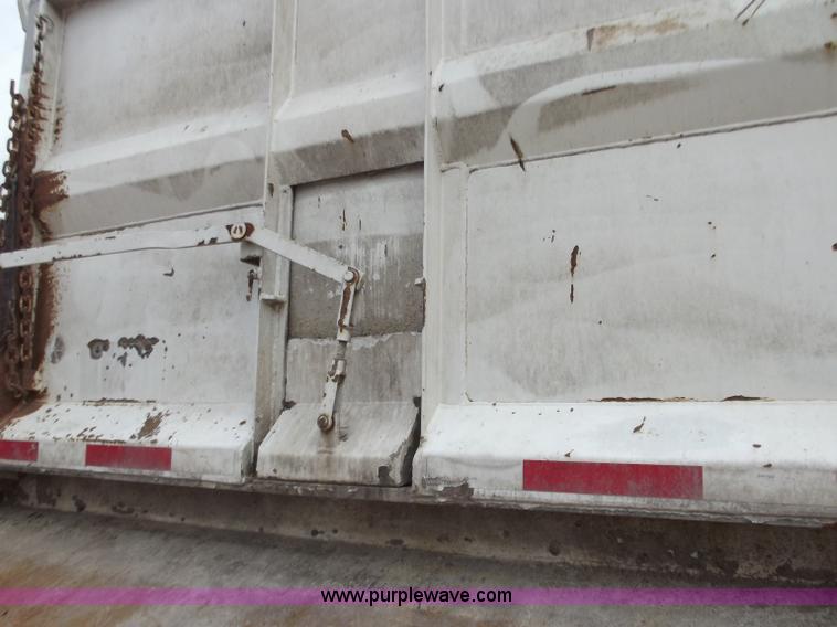 image for item D3573 2001 Davis 26' end dump trailer