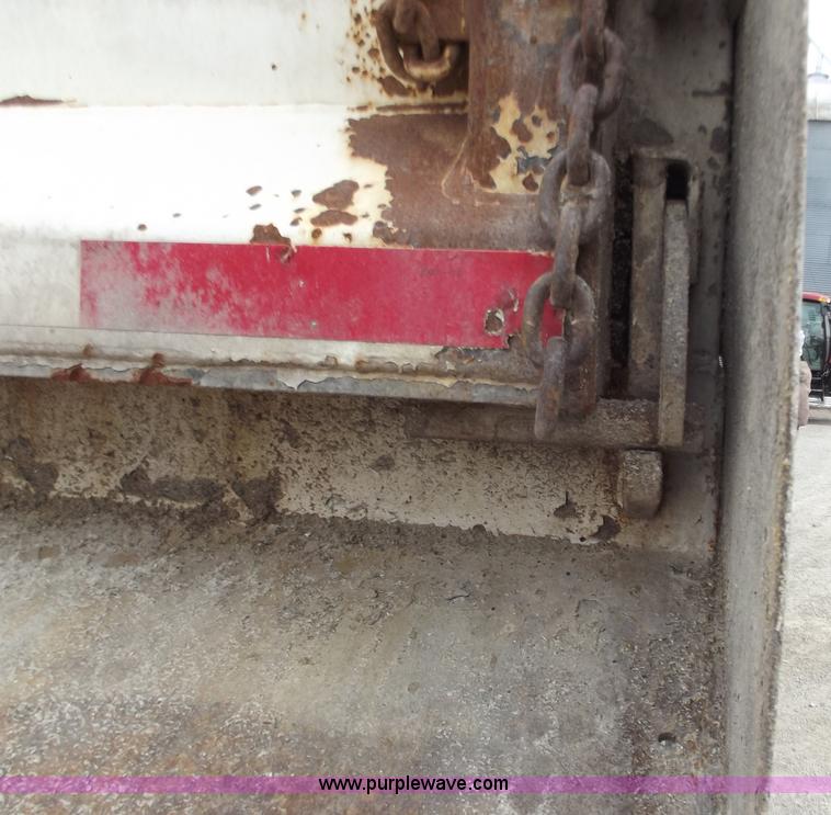 image for item D3573 2001 Davis 26' end dump trailer