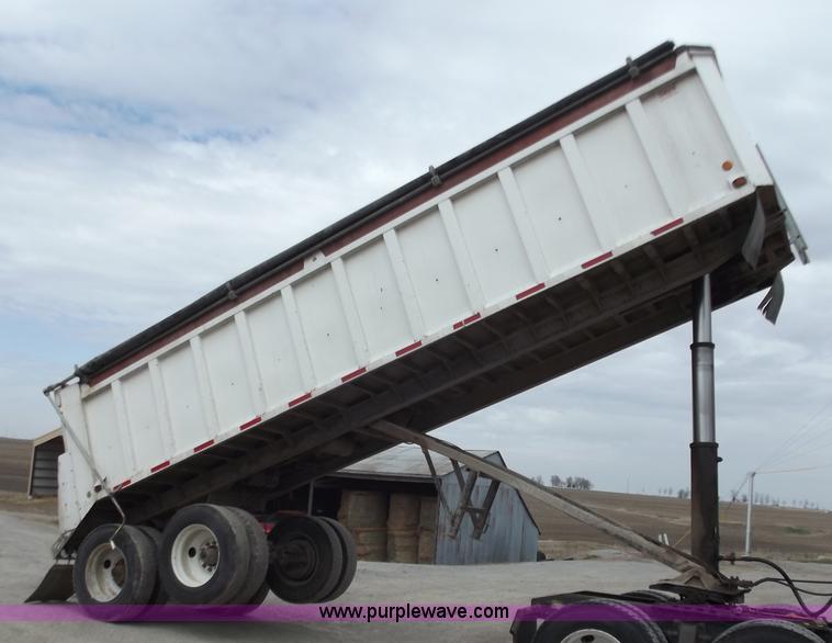 image for item D3573 2001 Davis 26' end dump trailer