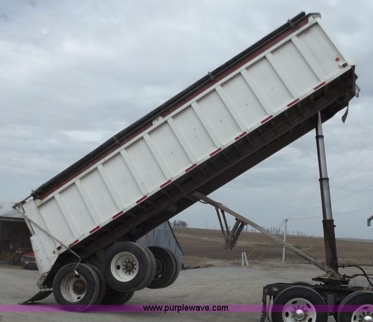 image for item D3573 2001 Davis 26' end dump trailer